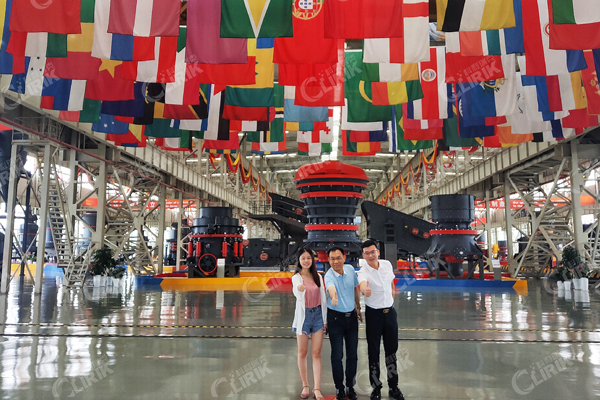 譚會(huì)長(zhǎng)和科利瑞克人員合影